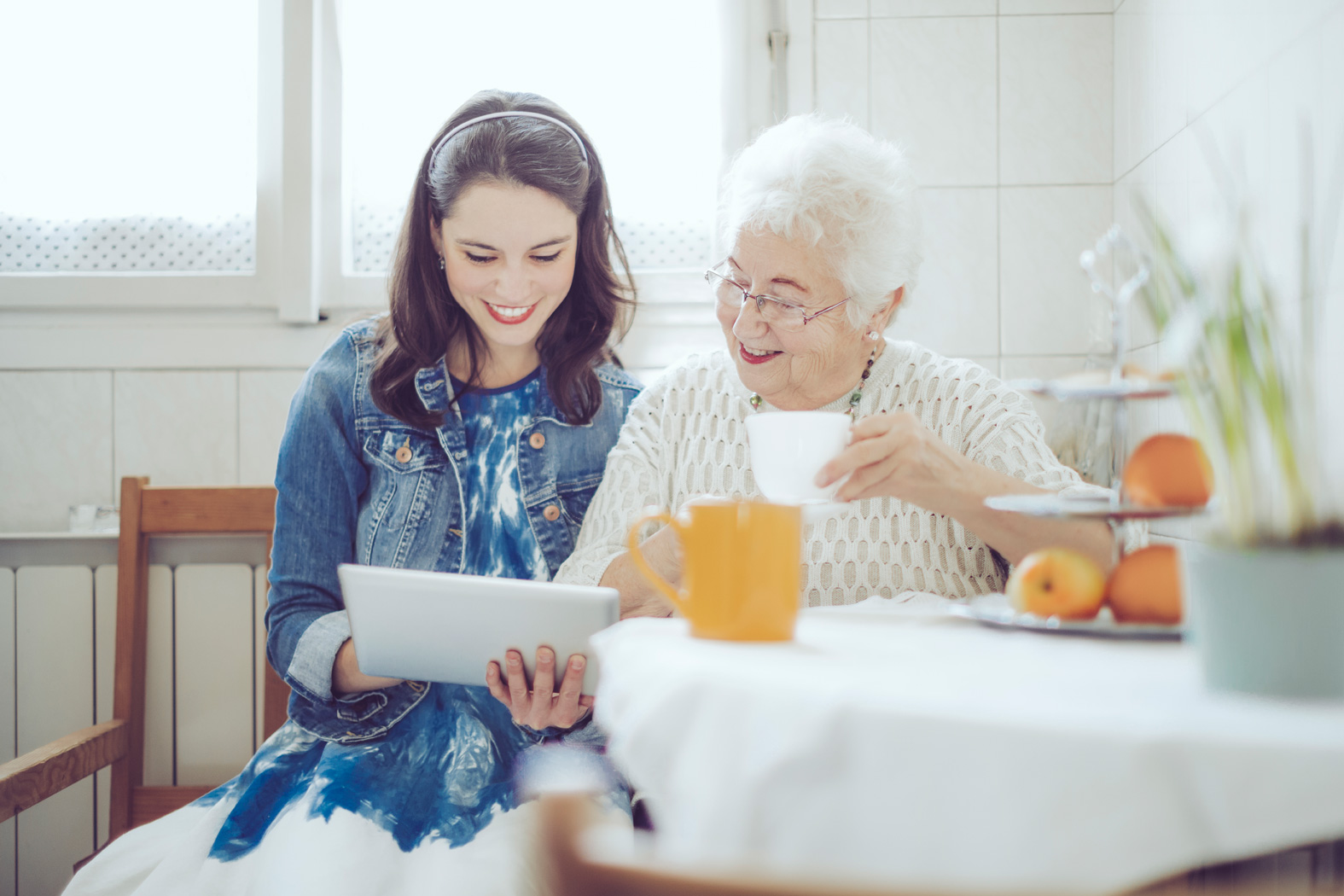 Pflegefachperson und Klientin zu Hause (bestehendes Bild der aktuellen Website)